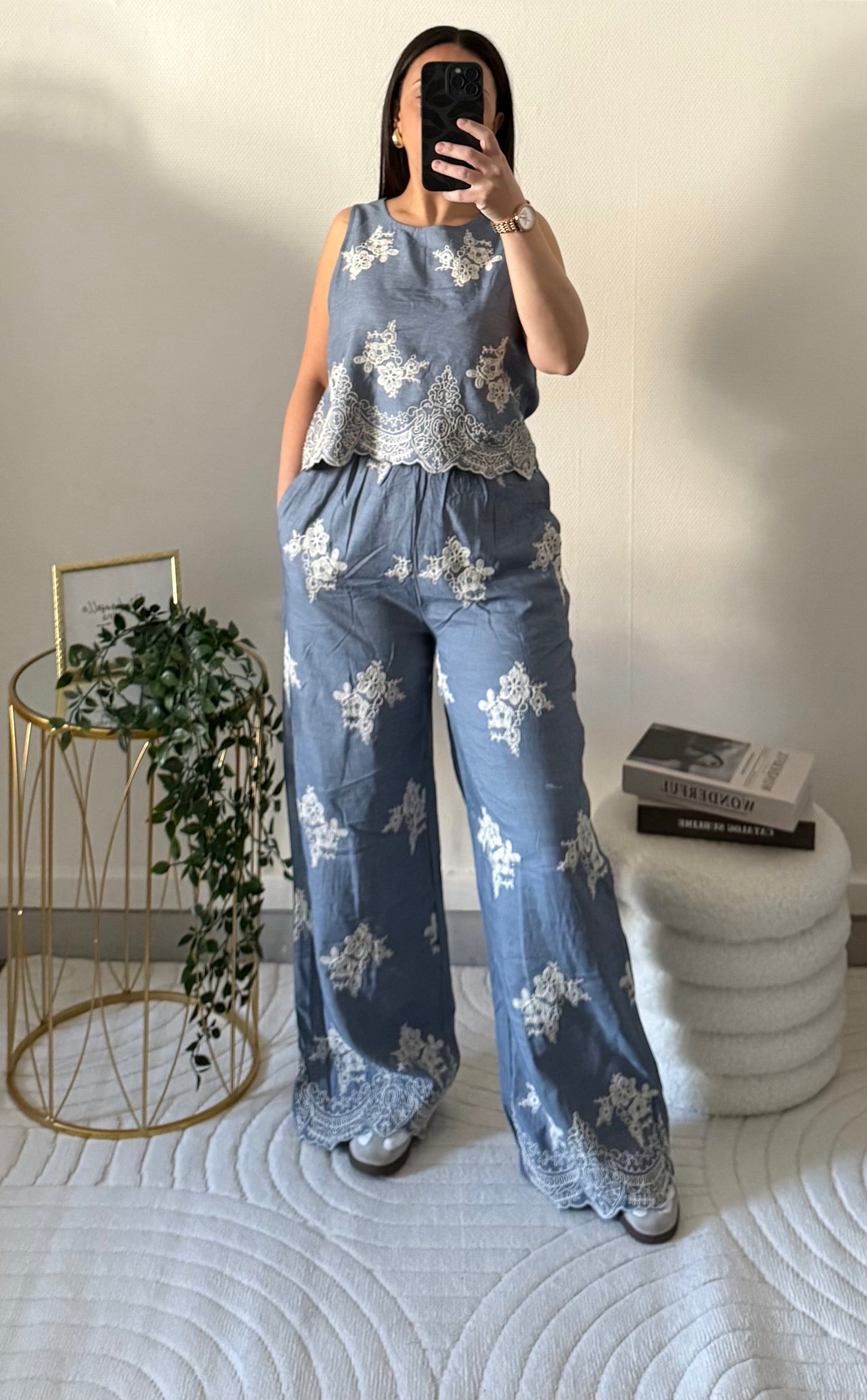 Ensemble sans manches brodé